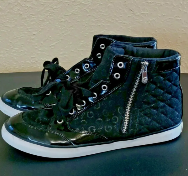 Sepatu Sneakers dengan Aksen Ritsleting Samping